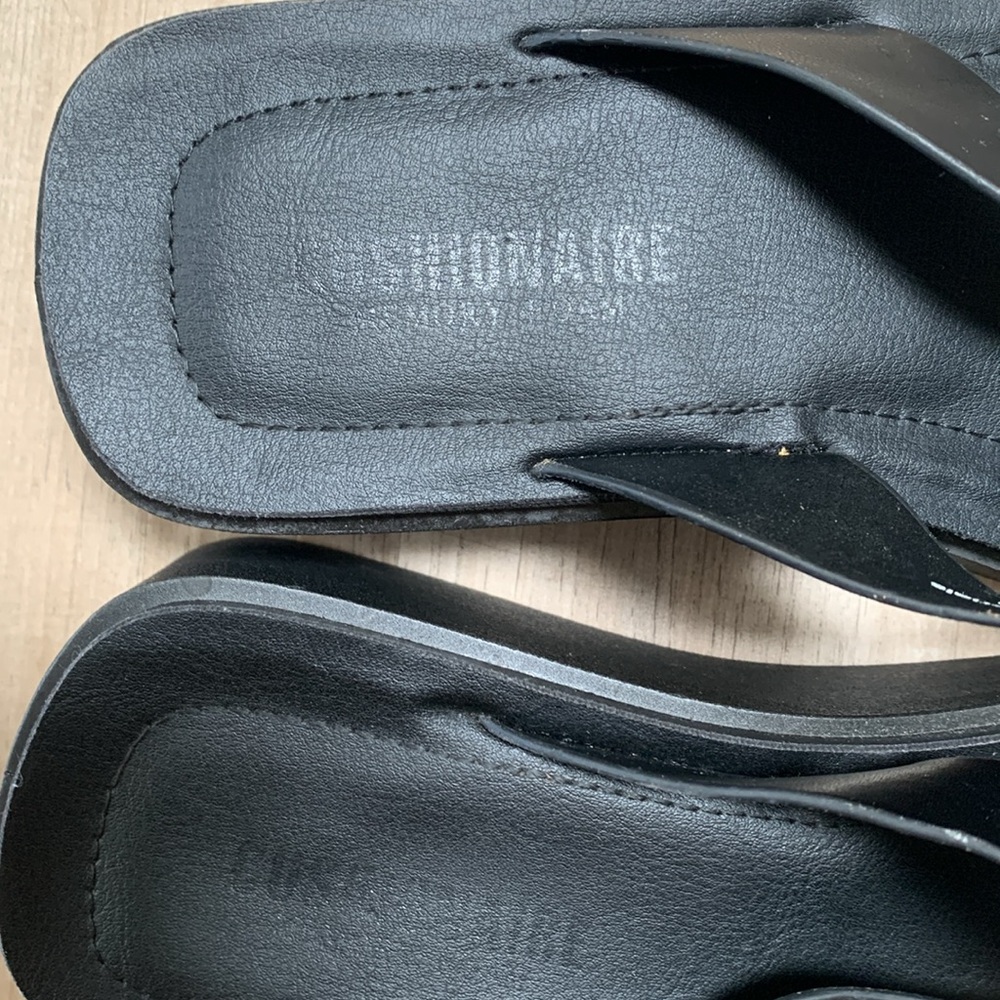Cushy Cushionaire flip flop sandals, black - Picture 4 of 5